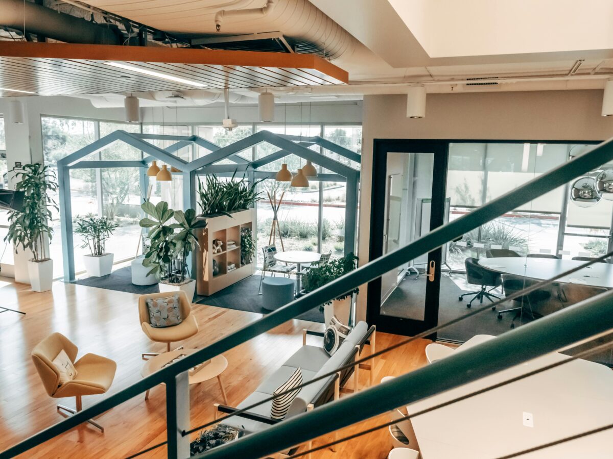 Espace de coworking bien aménagé avec des installations modernes, parfait pour les jeunes startups