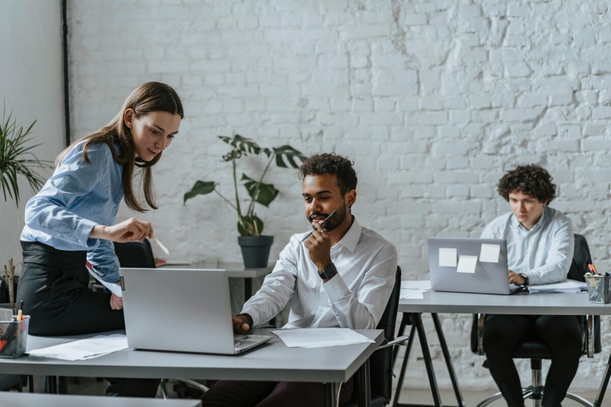 les gens travaillent dans un espace de coworking